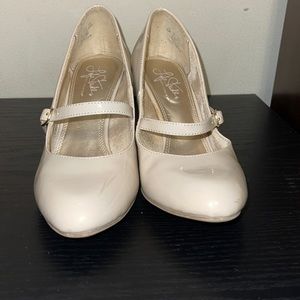 LIFE STRIDE CREAM HEELS